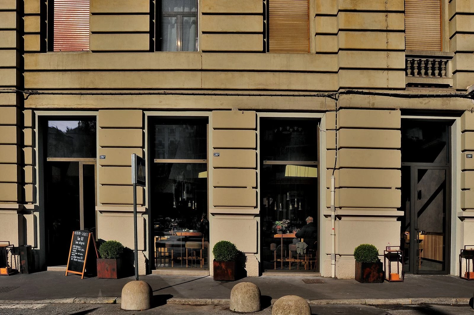 意大利热面包店的动感空间设计丨意大利的里雅斯特-40