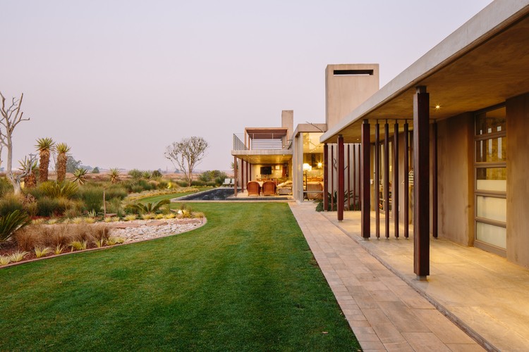 南非约翰内斯堡脊柱墙住宅——现代与自然的完美融合-21