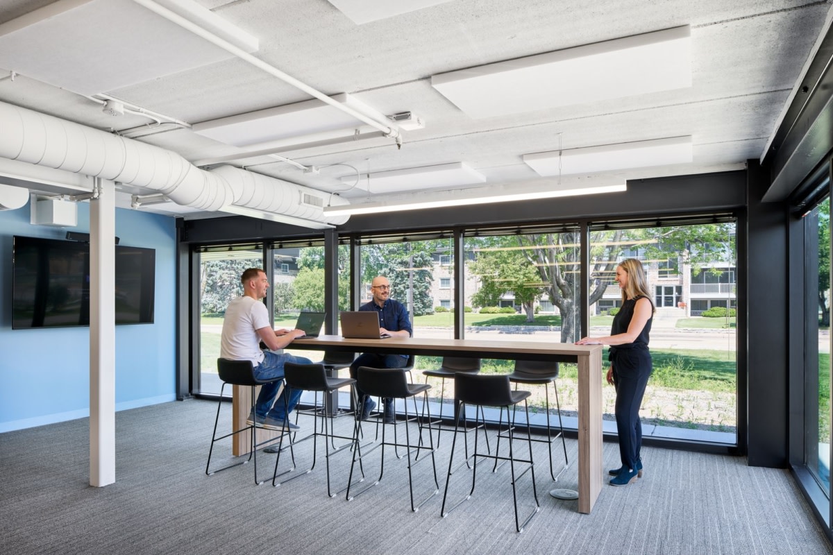 Front Row Sales and Marketing Offices by Studio BV-17