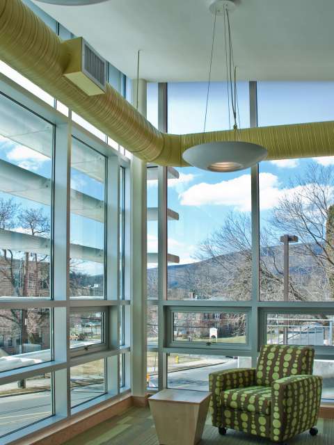 米德尔塞克斯社区学院许可机构——伯克希尔公寓（注：这里假设MCLA是米德尔塞克斯社区学院许可机构，如果没有更多背景信息，MCLA难以精准判断一般MCLA可能指米德尔塞克斯社区学院许可机构，但也可能有其他含义，比如莫霍克谷社区学院联盟等若这不是你想要的结果，请提供关于MCLA的更多背景信息） 丨美国丨Kuhn Riddle Architects-14