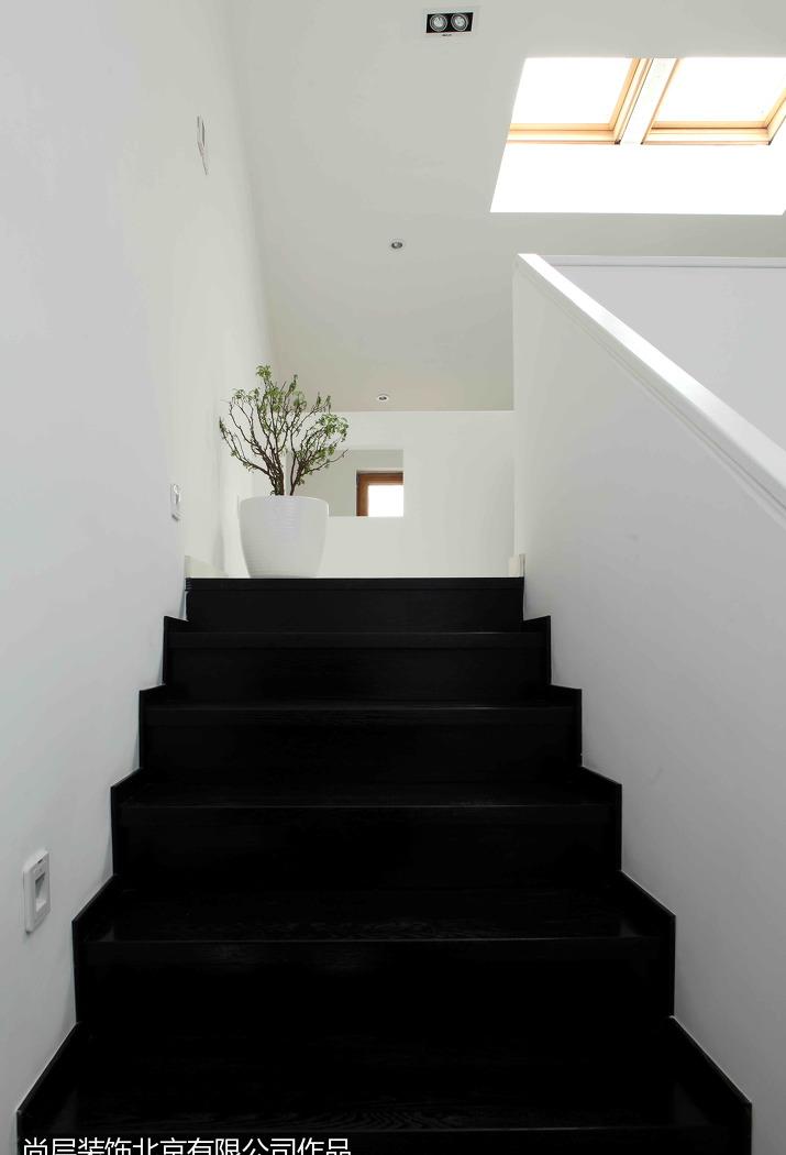 别处生活 | 白桌红椅的餐区与采光下沉庭院-11