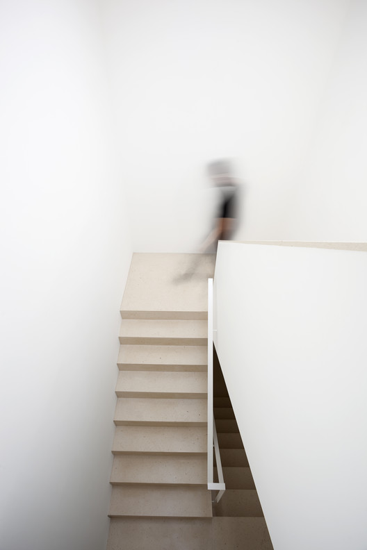 波尔图市中心翻新别墅 | 现代生活与自然光线的融合-29