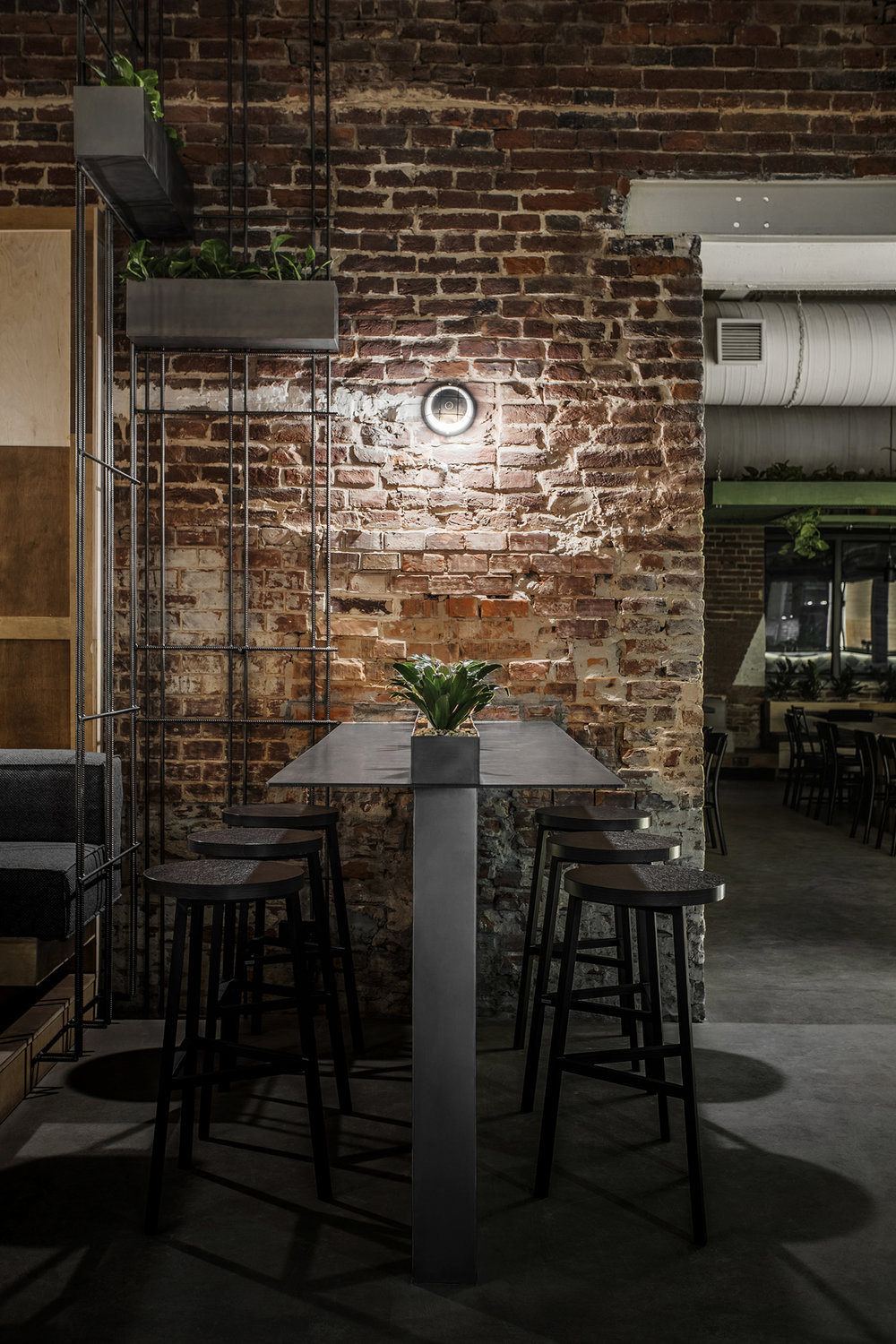 乌克兰利沃夫工业风酒吧设计-13