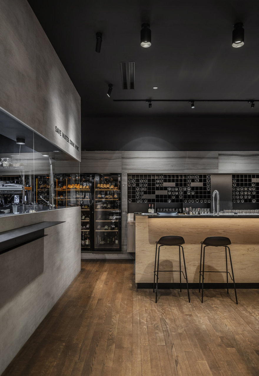 玻璃墙隔绝繁忙,温暖灯光映照品酒空间-7