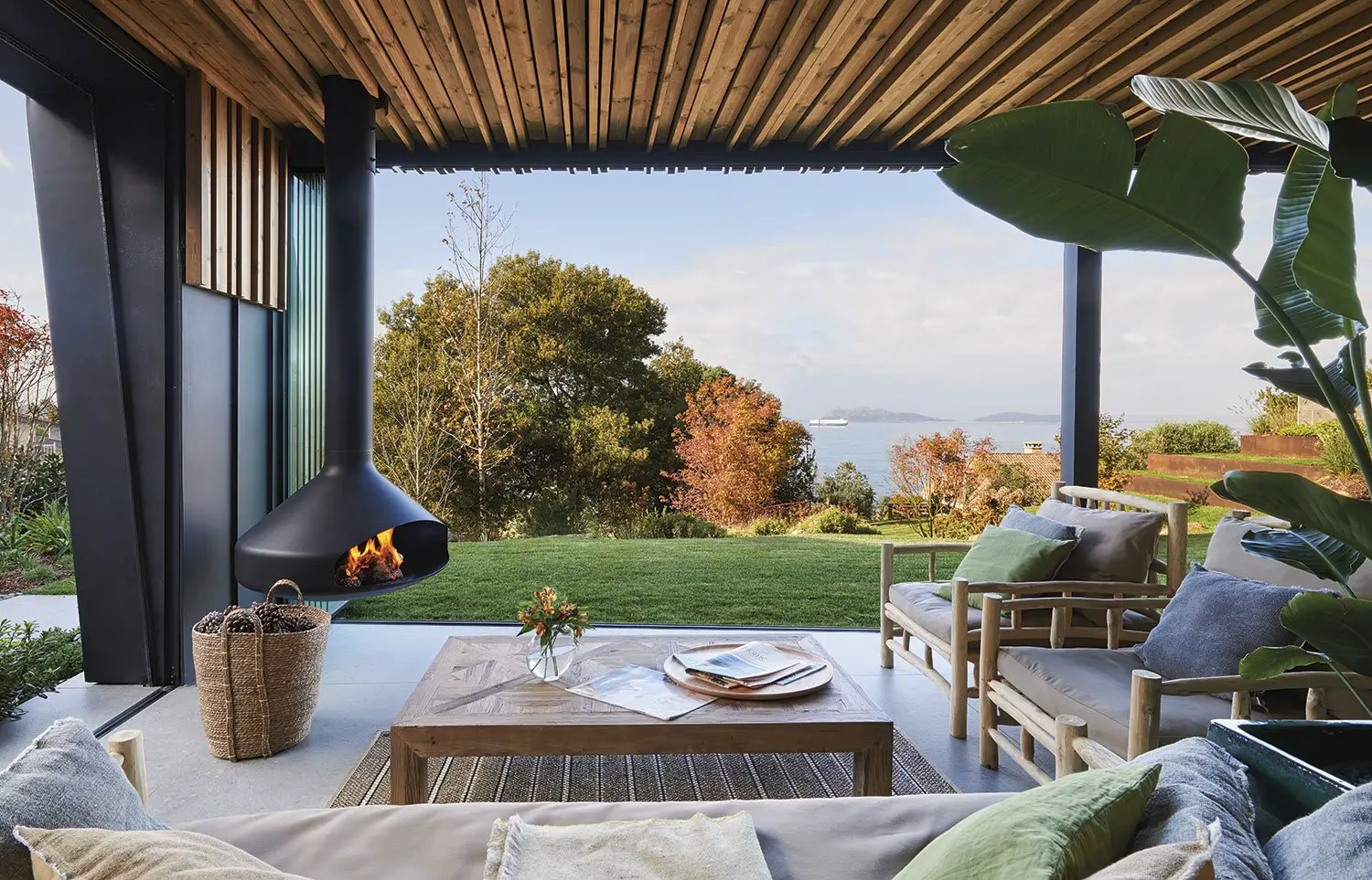 海岛视野 | Freehand Architecture 绿意盎然的木质海景别墅-1