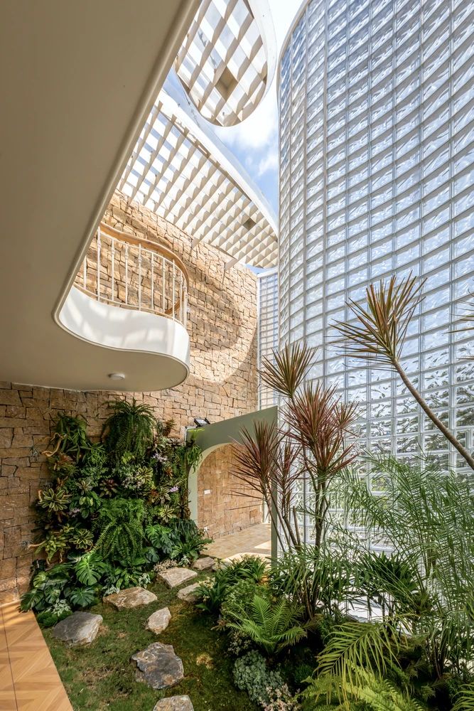 隐于城市，通透于心，3000块玻璃砖，拼出一个浪漫到不真实的家-10