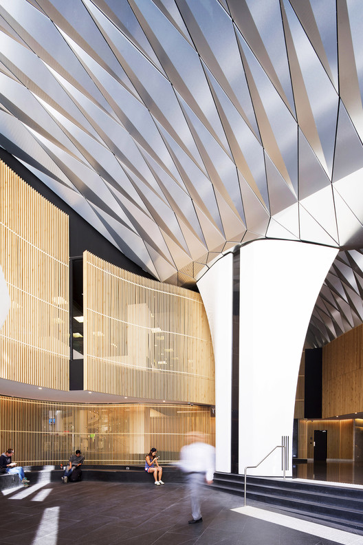 悉尼最繁忙十字路口的折叠铝钻石遮阳篷-9