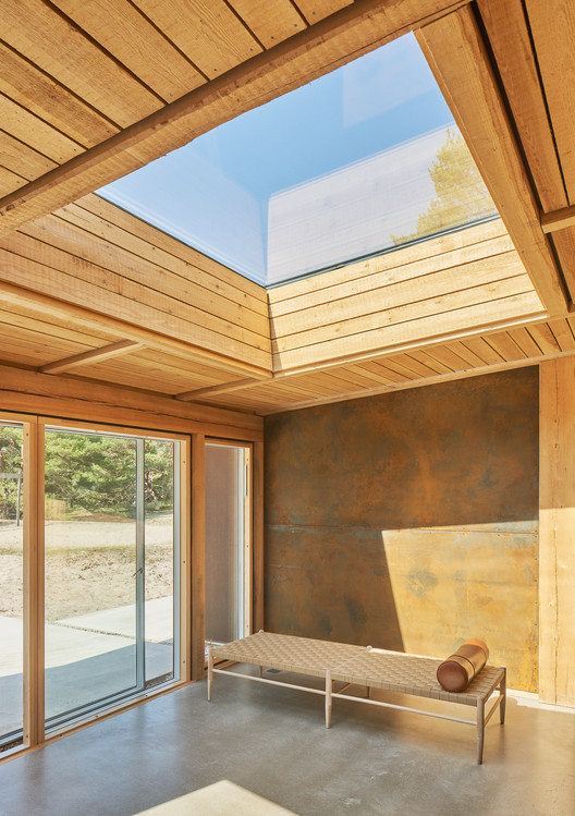 哥特兰海景度假屋 | 垂直木结构与大海的完美融合-5