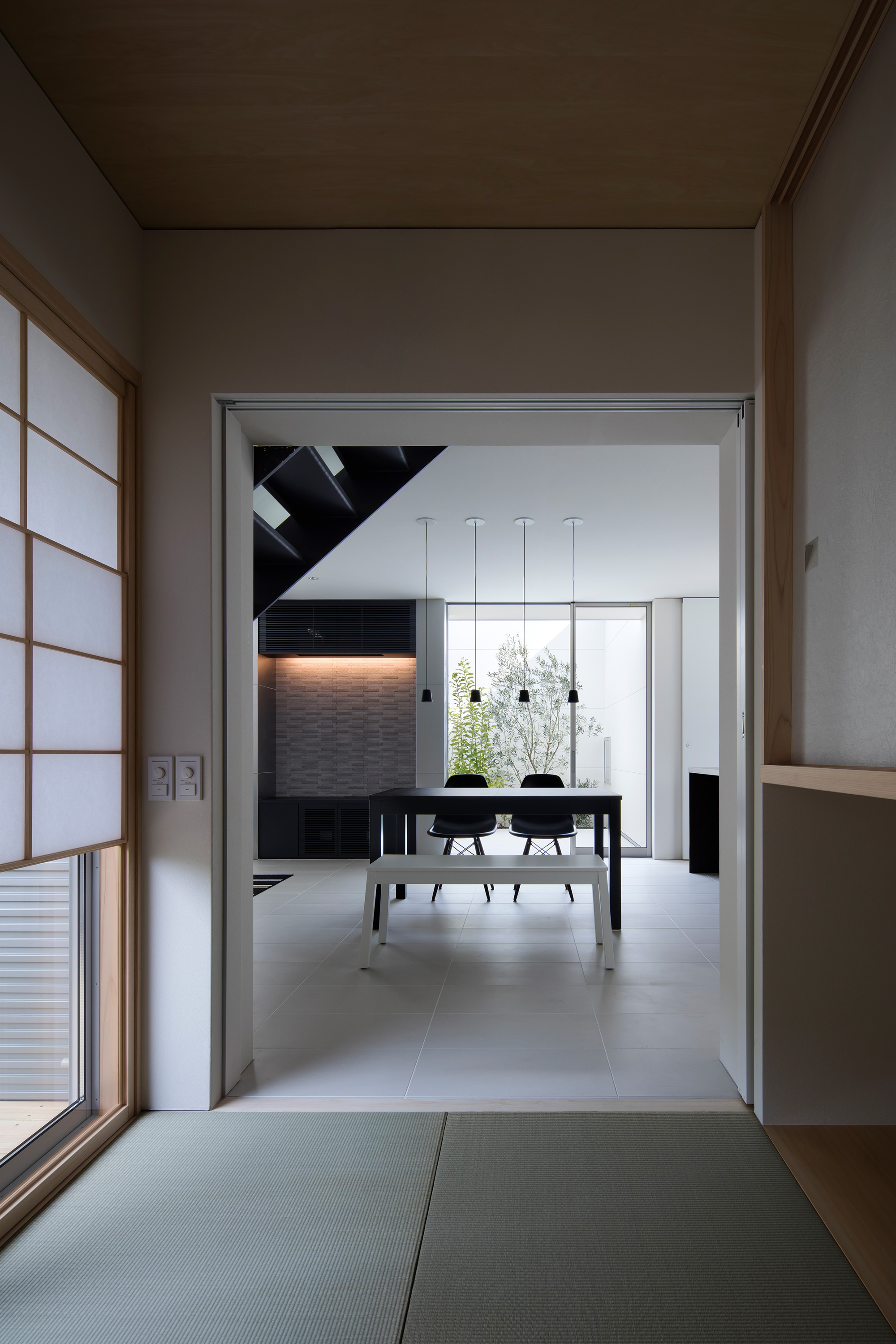 奈良古村中的现代私密住宅-12