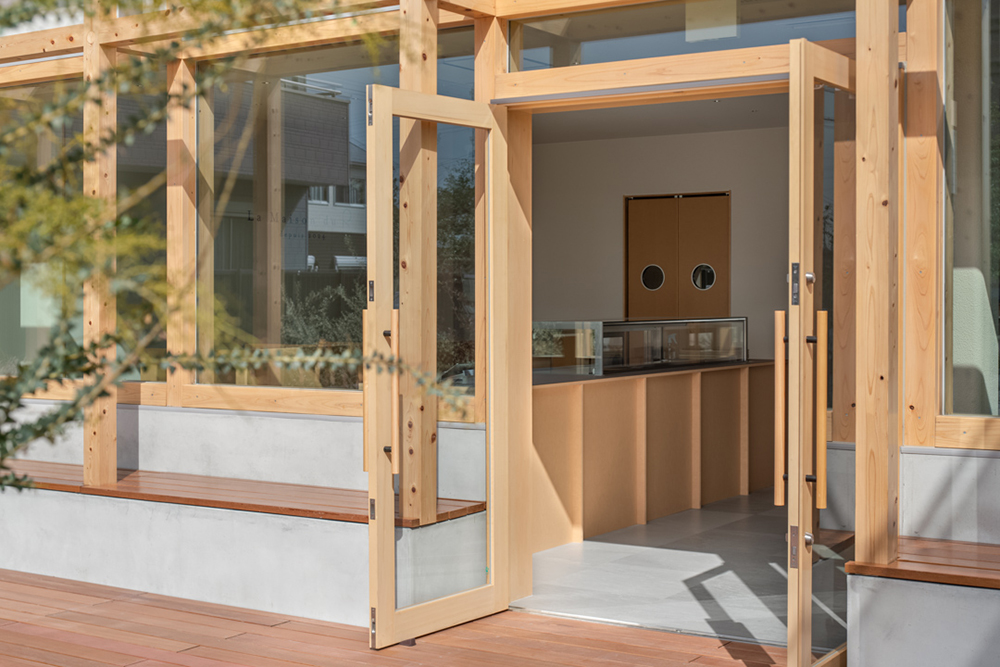 R之家

注释：La Maison常见意思是房子、住所等，这里根据语境可以宽泛理解为……之家 ，du是de和le的缩合形式，R可能是某个特定的名称、缩写等，在缺乏更多背景信息时，直接保留 丨日本爱知丨文本未提及-36