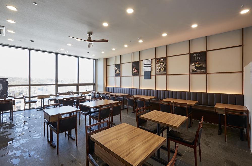 23 坪韩式猪骨汤店，极简工业风打造美食空间-4