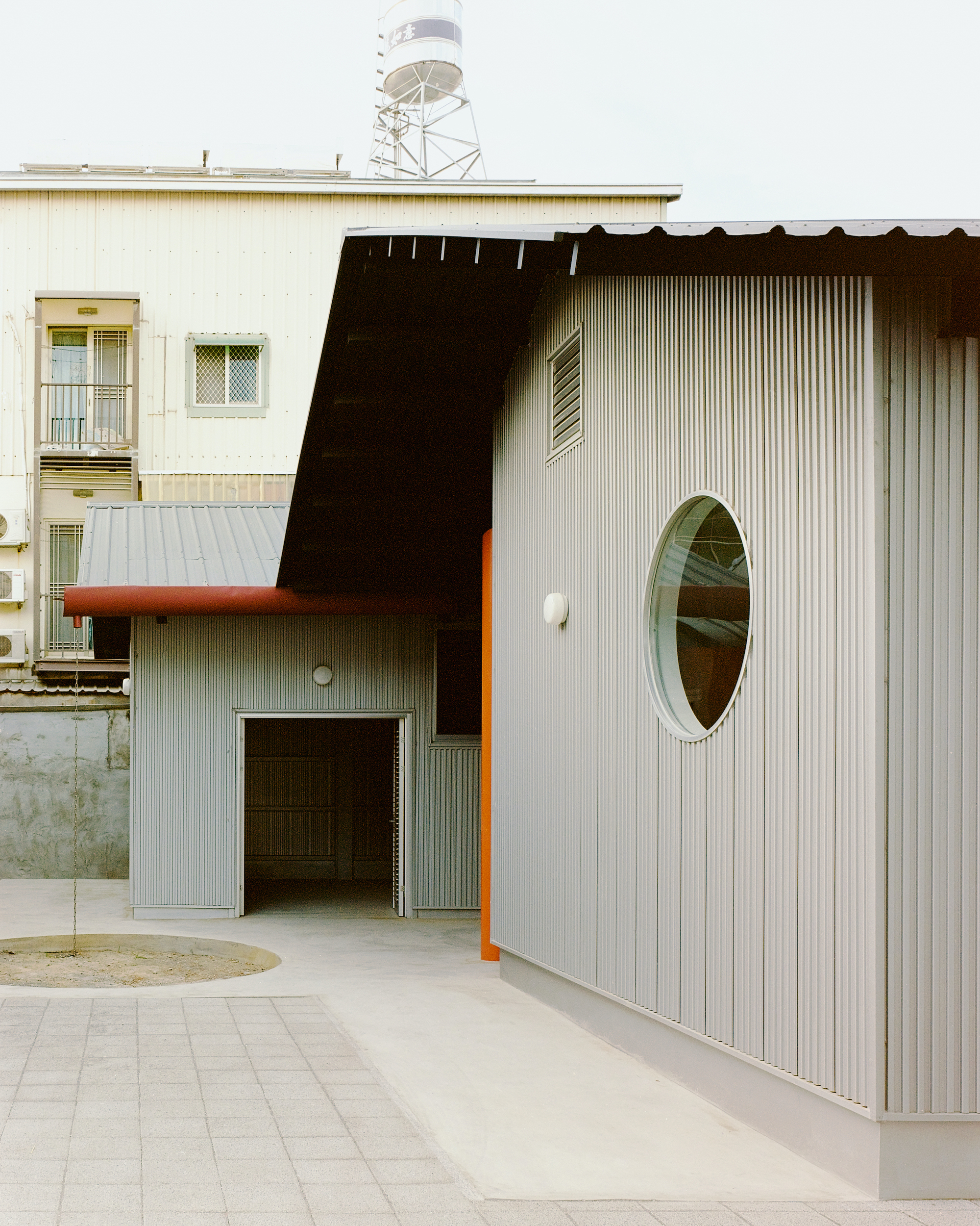 Double Roof House / Studio Tngtetshiu-31
