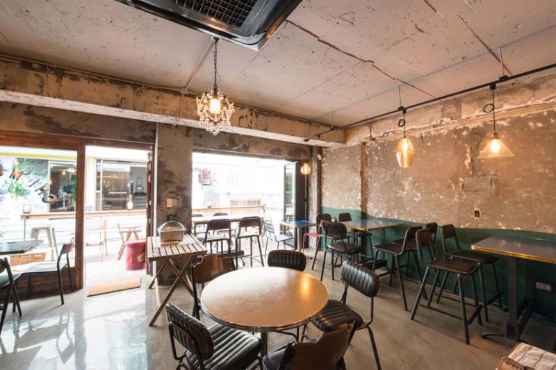 20 平米极简主义咖啡馆，裸露混凝土打造温馨空间-9