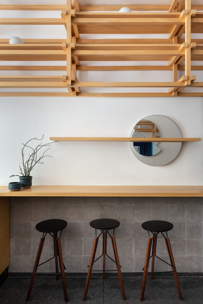 巴西 Tost 咖啡厅 | 木质结构与街道互动-25