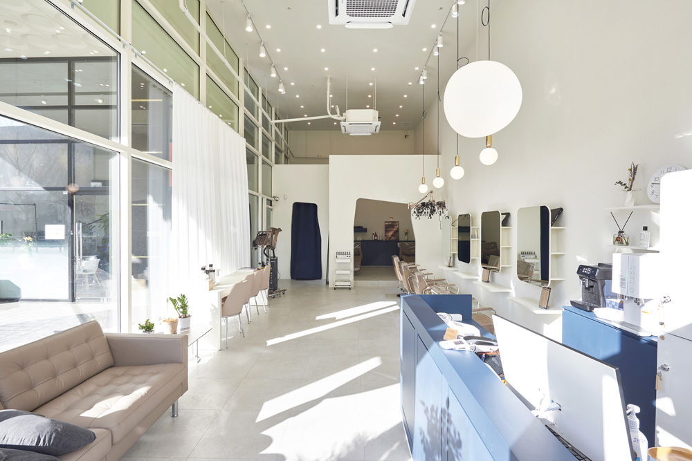 明亮舒适的 17 平米美容室，极简设计的典范-4