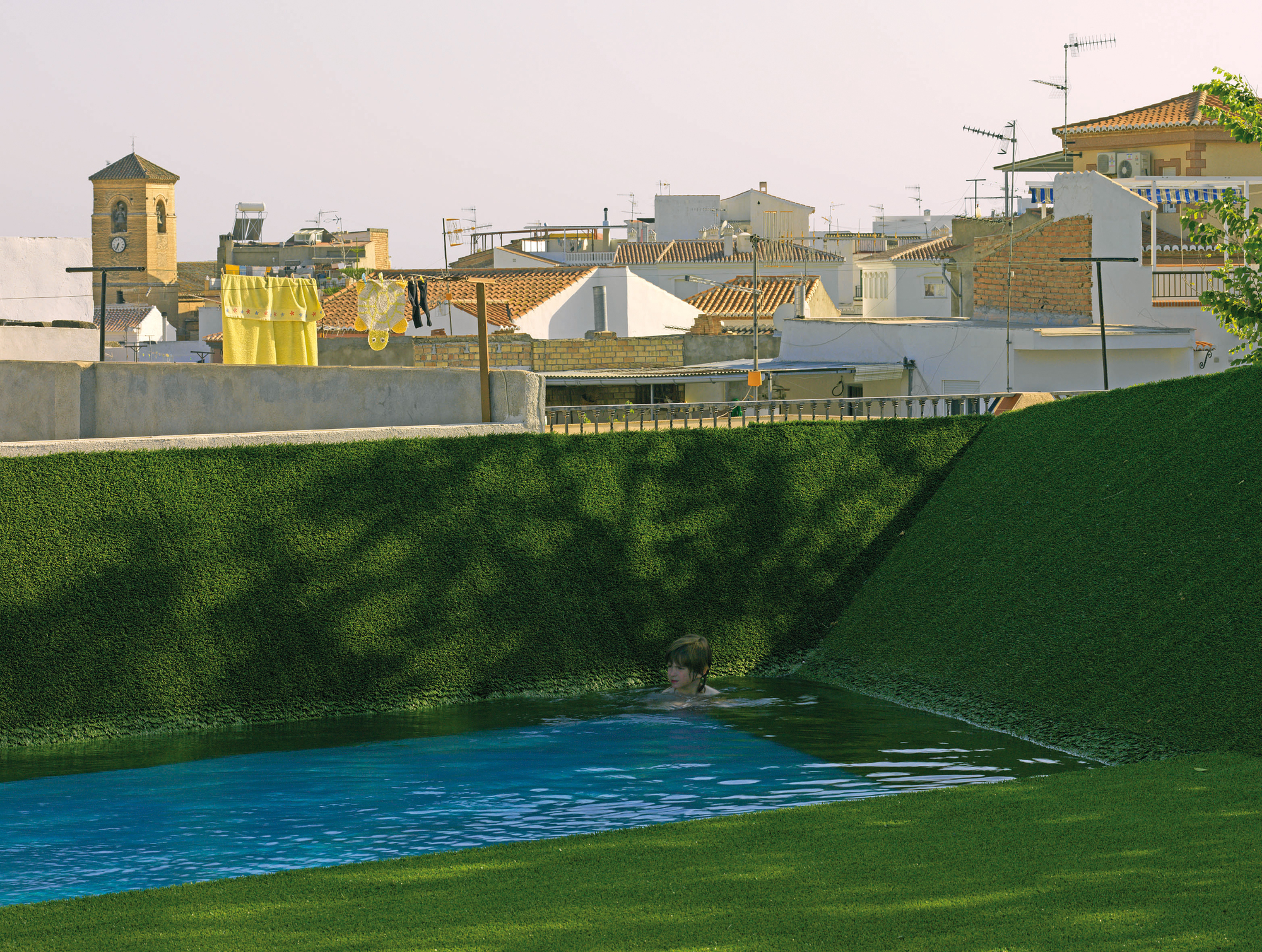 Public Pool on a Urban Artificial Valley / DJ Arquitectura-38