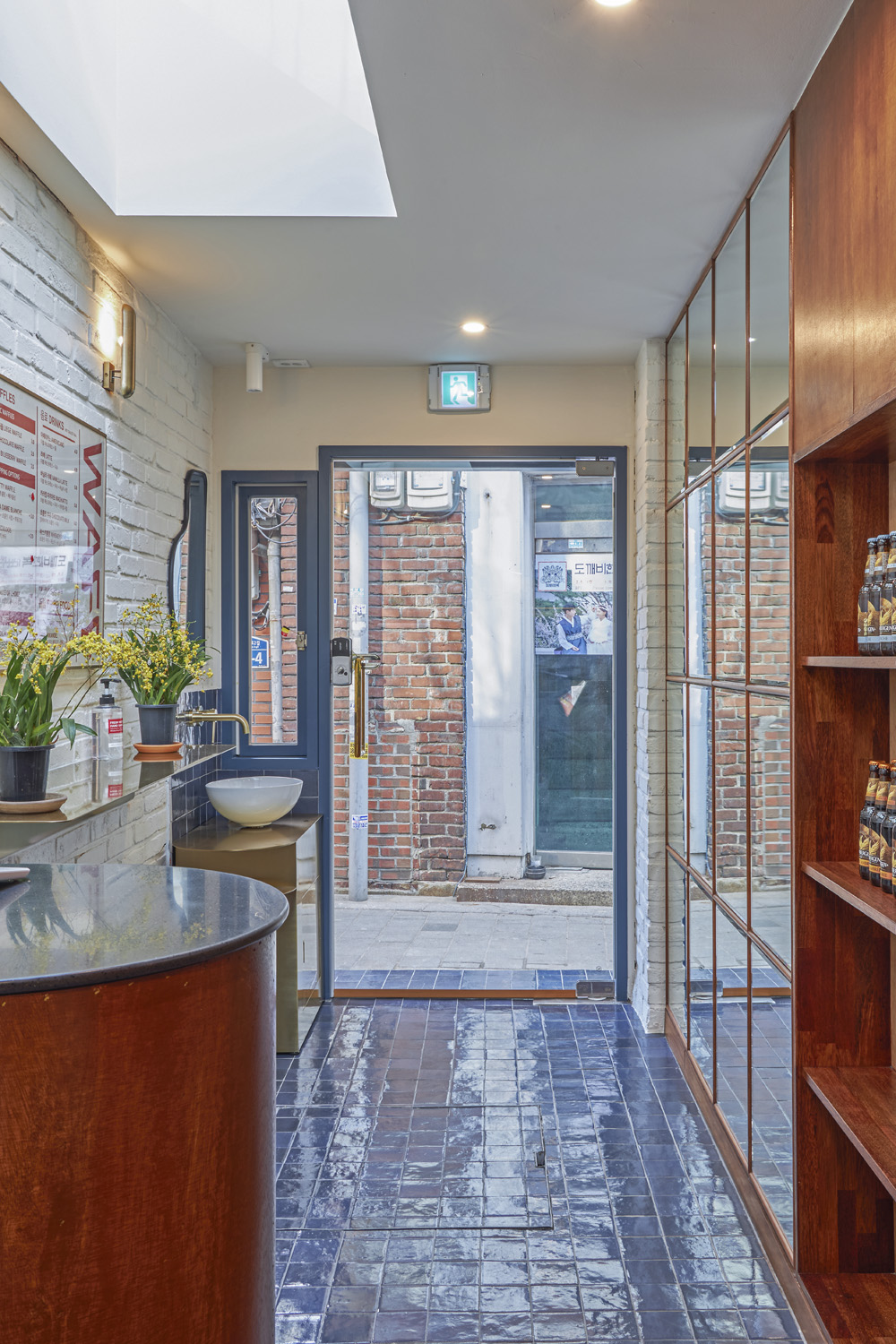 十坪空间里的缤纷色彩盛宴——WAFF 咖啡厅设计-11