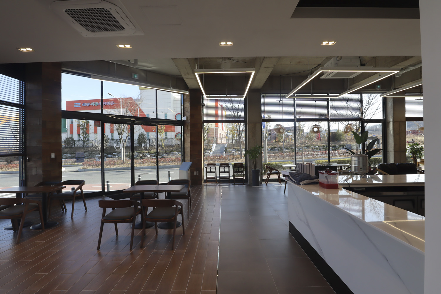 现代简约风咖啡厅 | 45 度咖啡的优雅空间-7