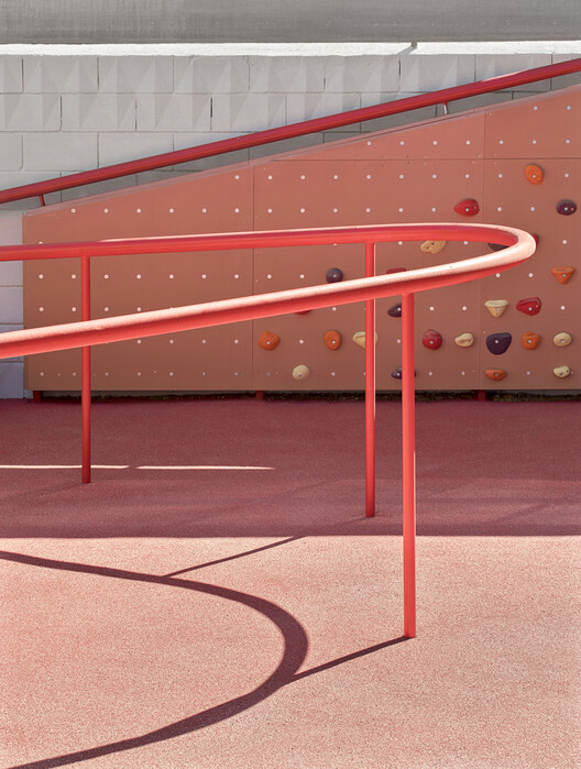 西班牙巴塞罗那 La Pau 学校广场丨Leku Studio-16