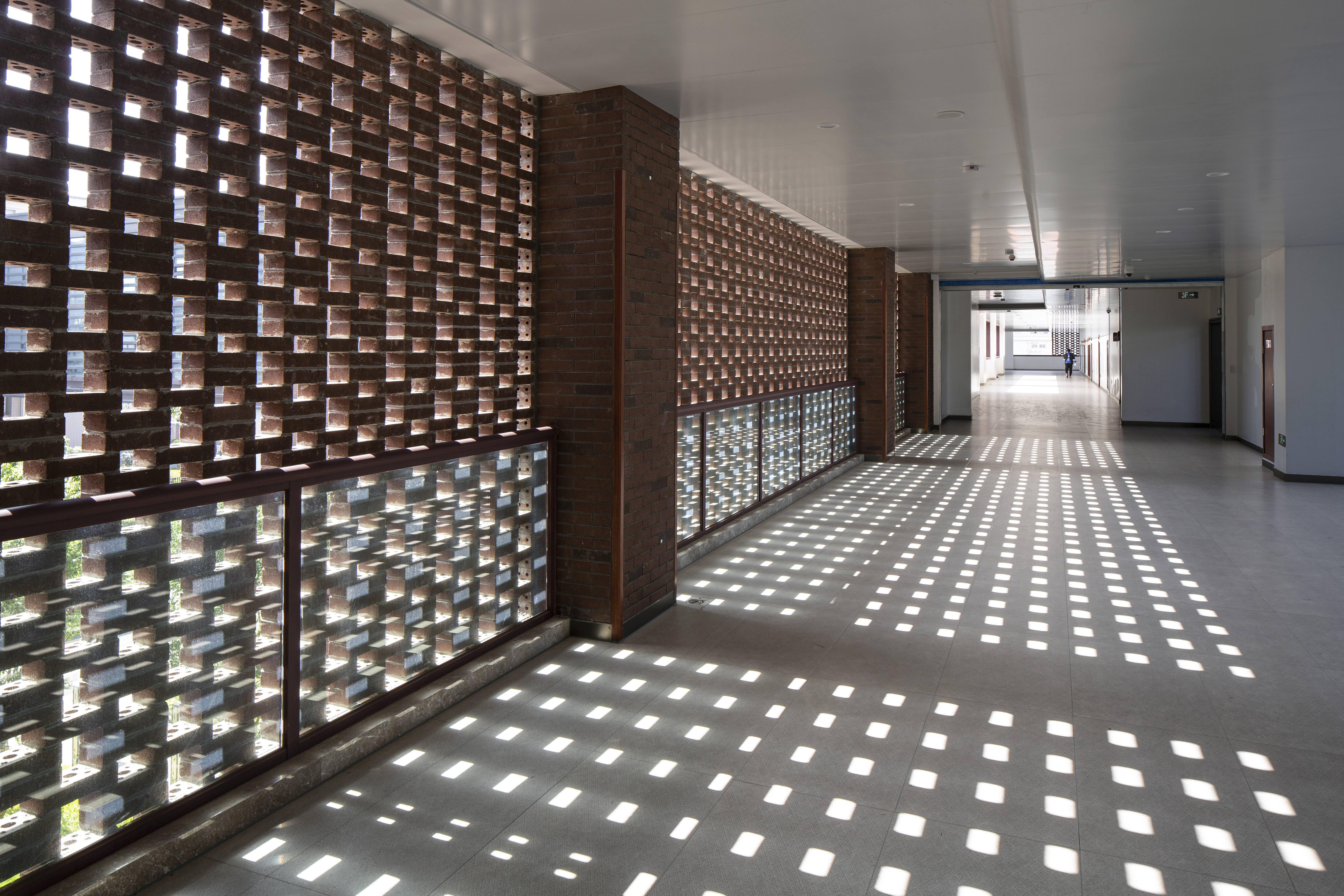 红砖与光影：义乌绣湖小学扩建工程 / 九米设计-10