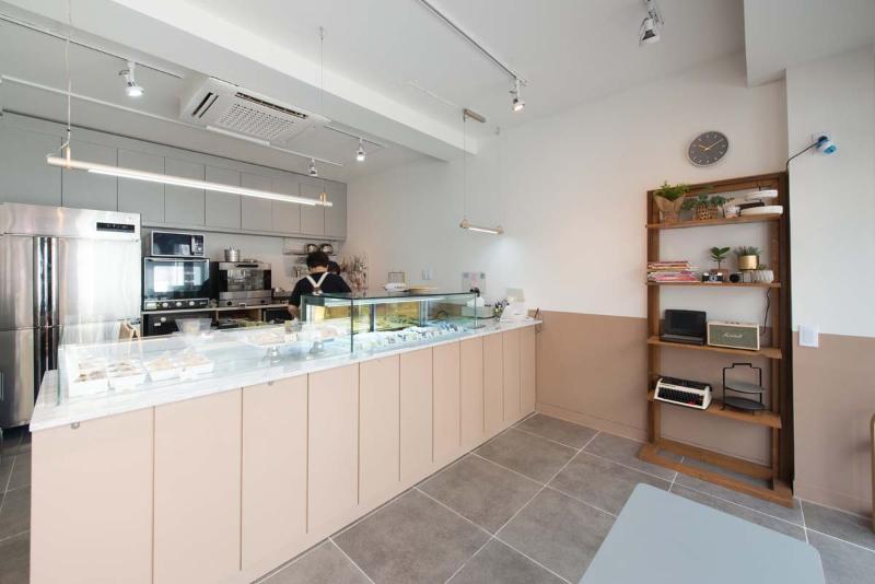 女性化简约风 9 坪甜品店设计-2