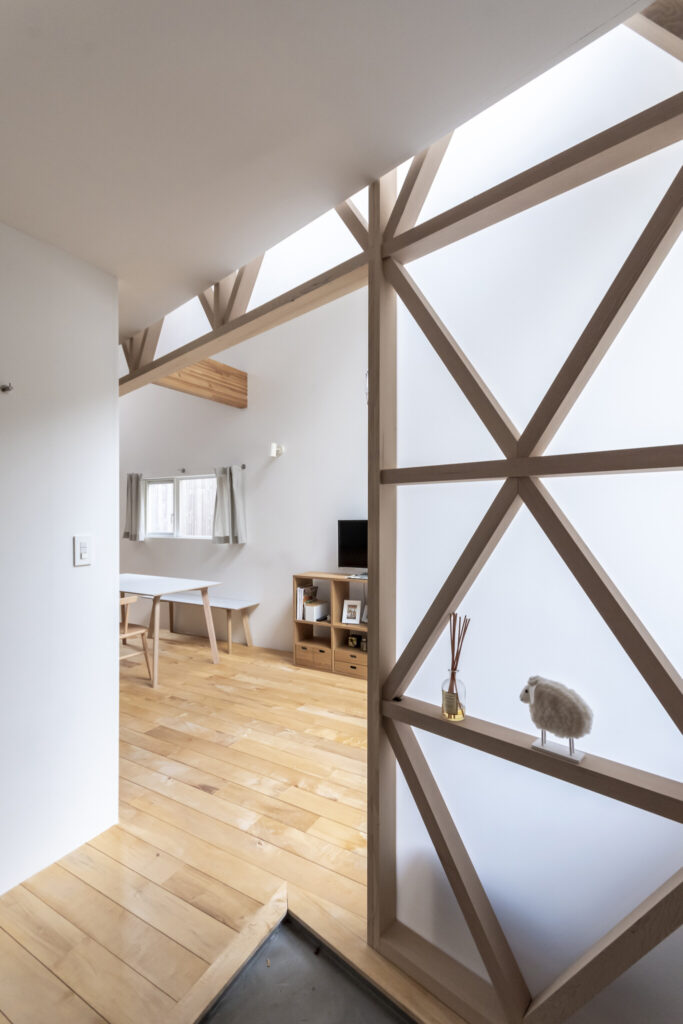 葉山に移り住み、人生が変わった――　ストーリーの詰まった“ふつうではない家” | Architecture | 100%LiFE-6