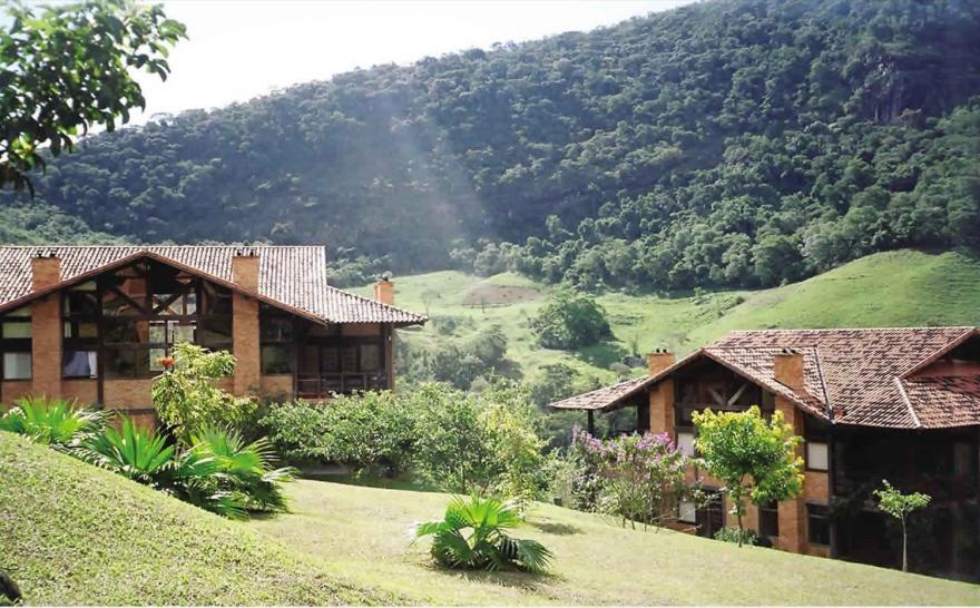 巴西山水之间的木质住宅群-2