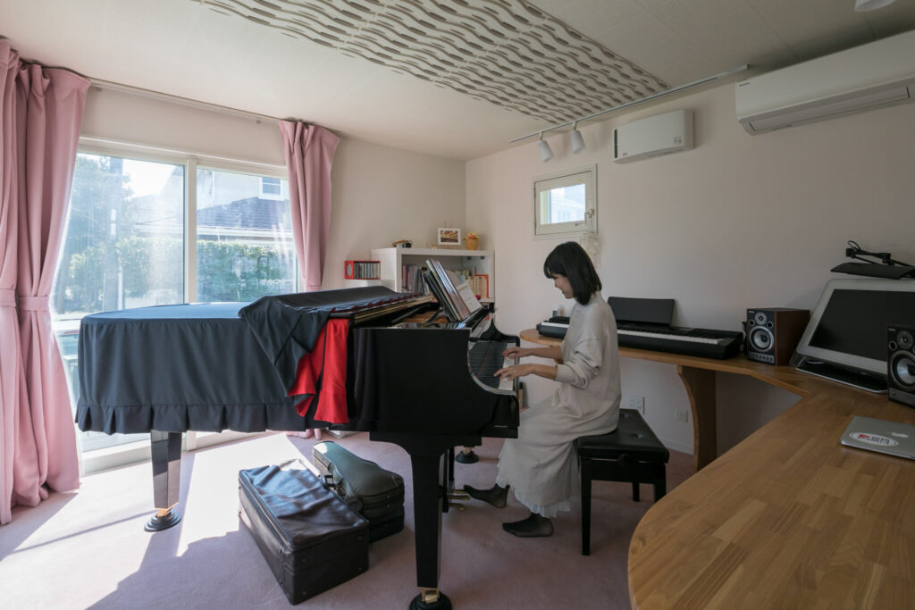 開放感に満ちた空間 子育てを想定して建てられたどこにいても家族がつながる住まい | Style of Life | 100%LiFE-10