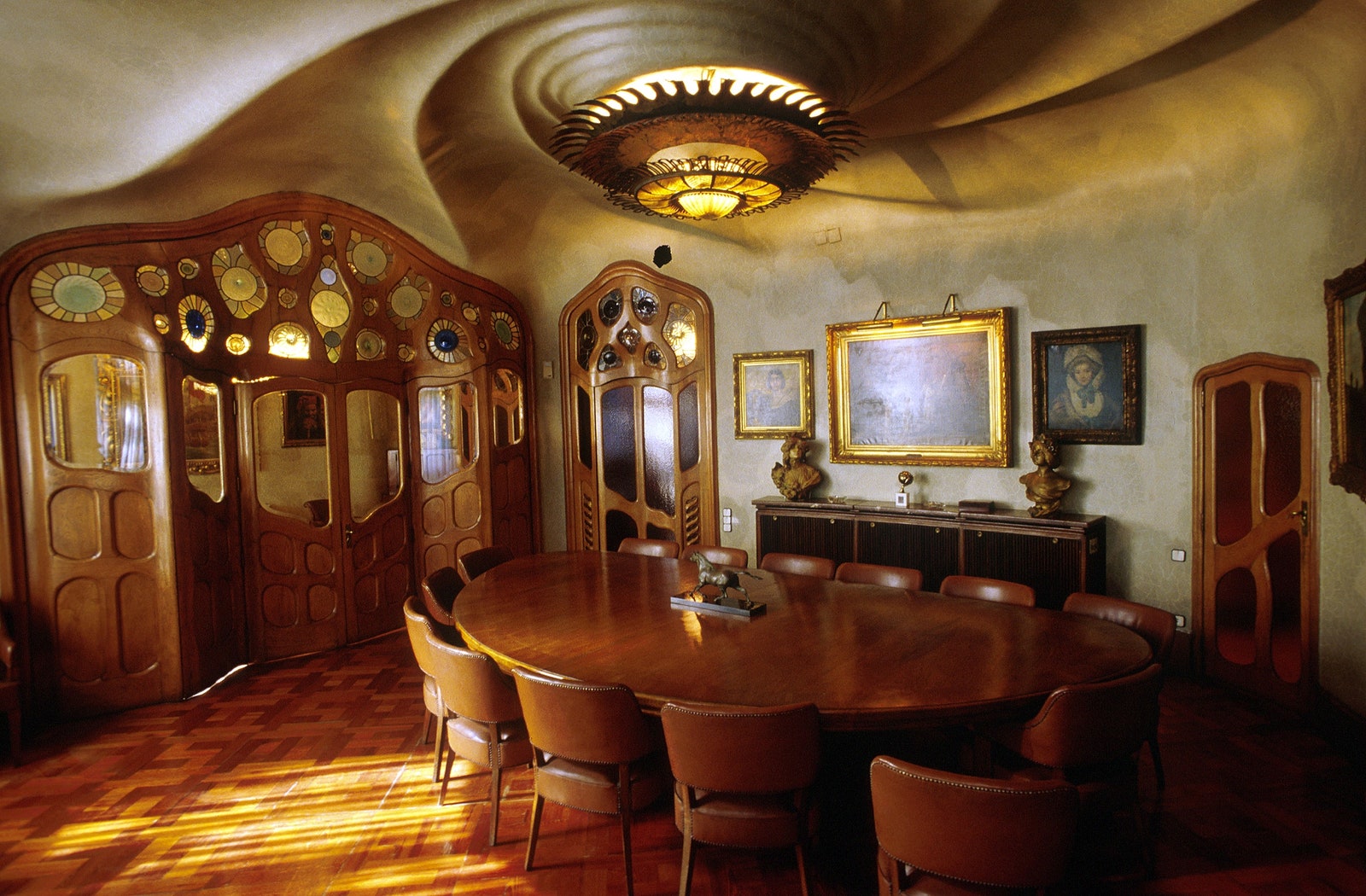 建筑奇才 Antoni Gaudí 的惊世之作 | 巴塞罗那的现代主义建筑盛宴-20