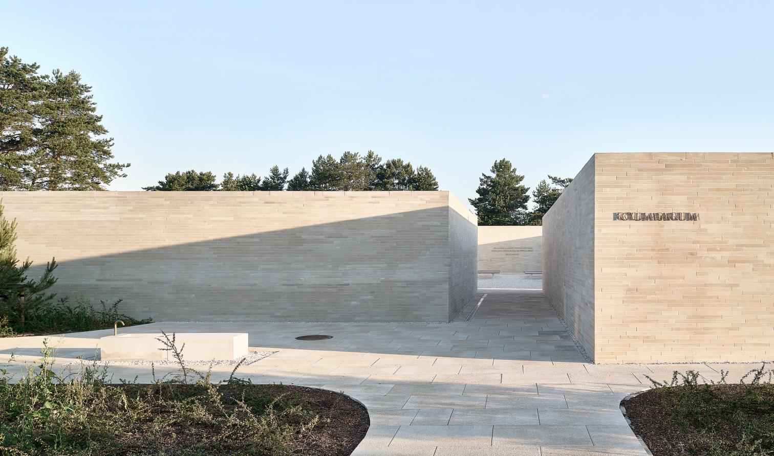 Complejo de columbarios en el cementerio municipal de Radom-13