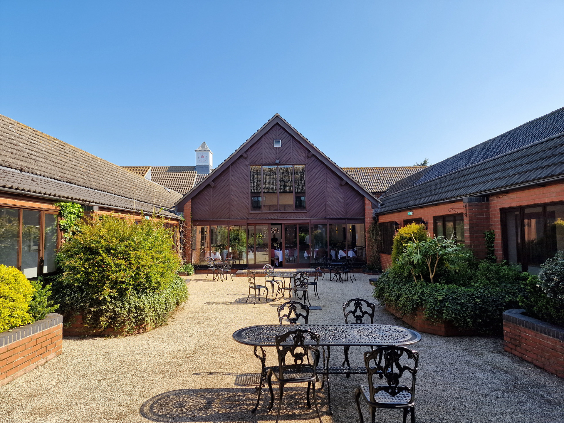 1656-The Olde Barn Hotel Courtyard and Restaurant-13