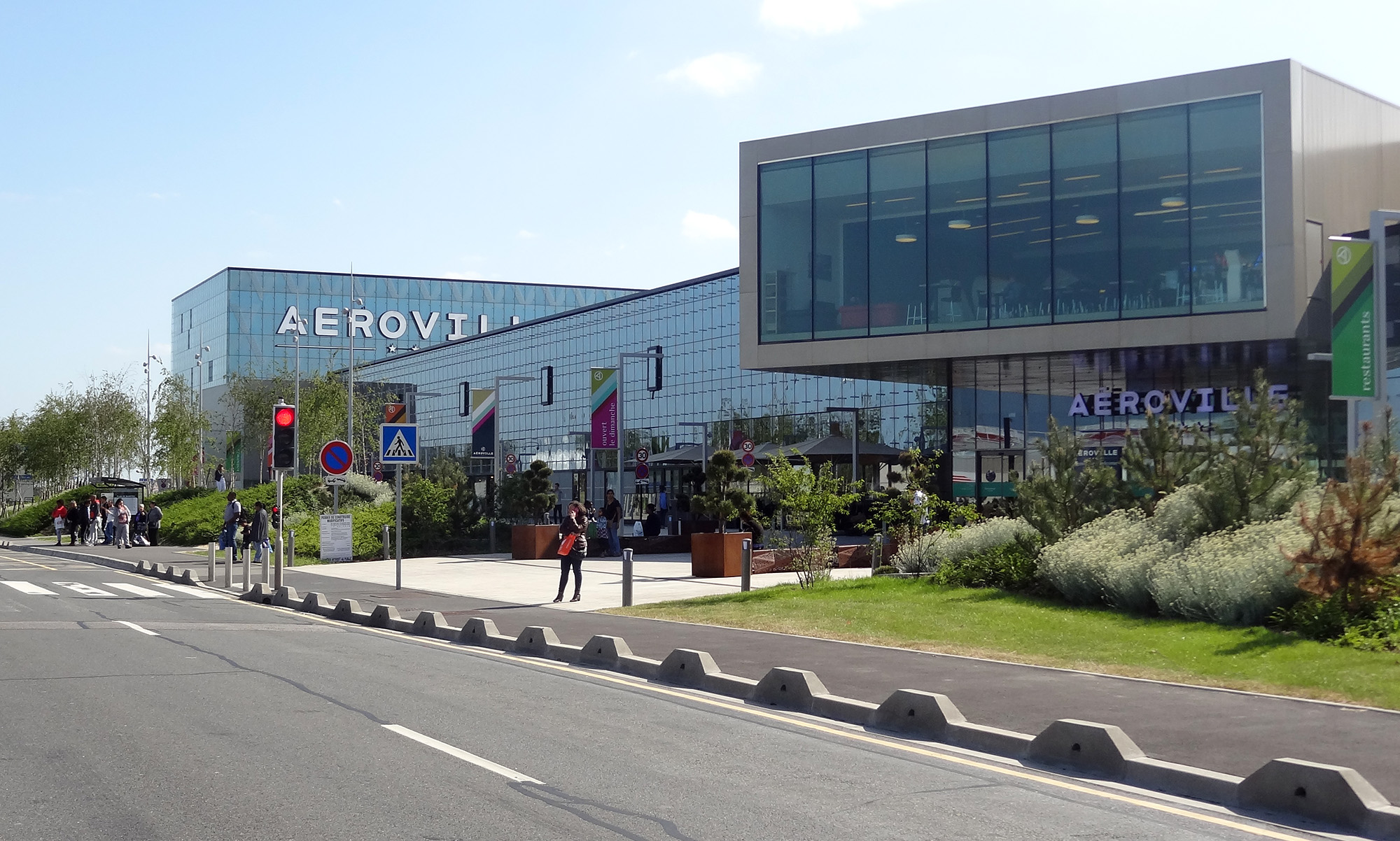 Centre de commerces et de services Aéroville - La Compagnie du Paysage-37