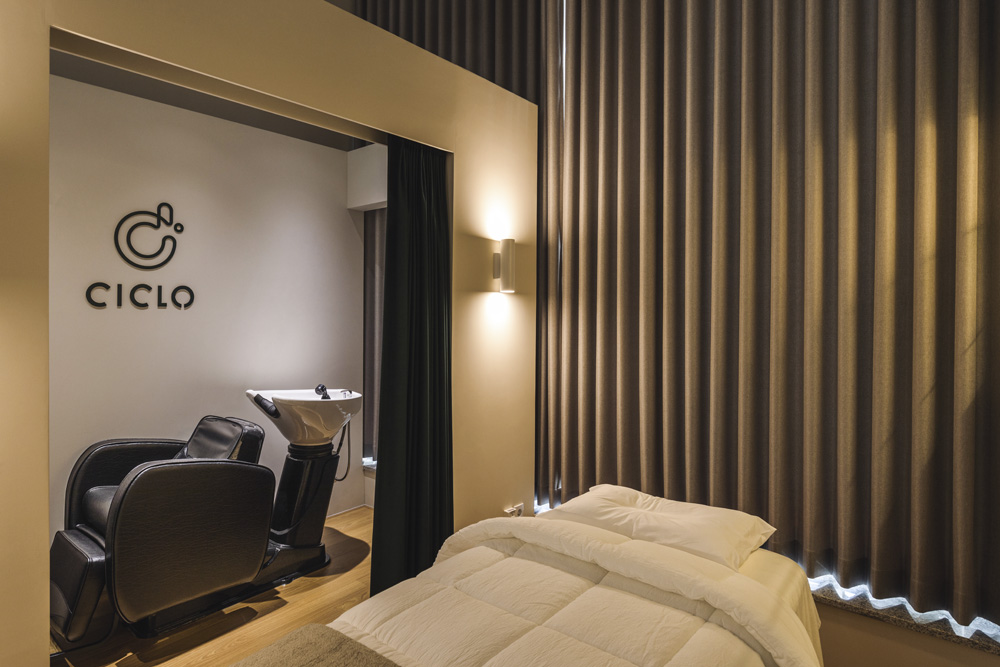 时尚高级的 10 坪美妆店设计-5