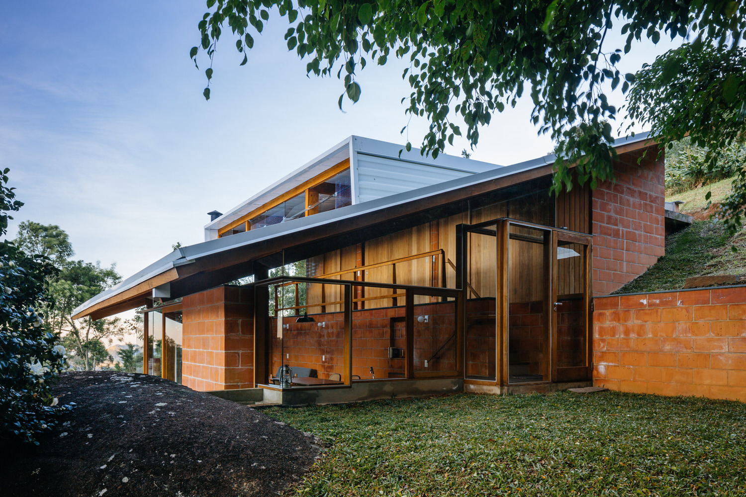 巴西半山坡住宅——自然与设计的完美融合-15