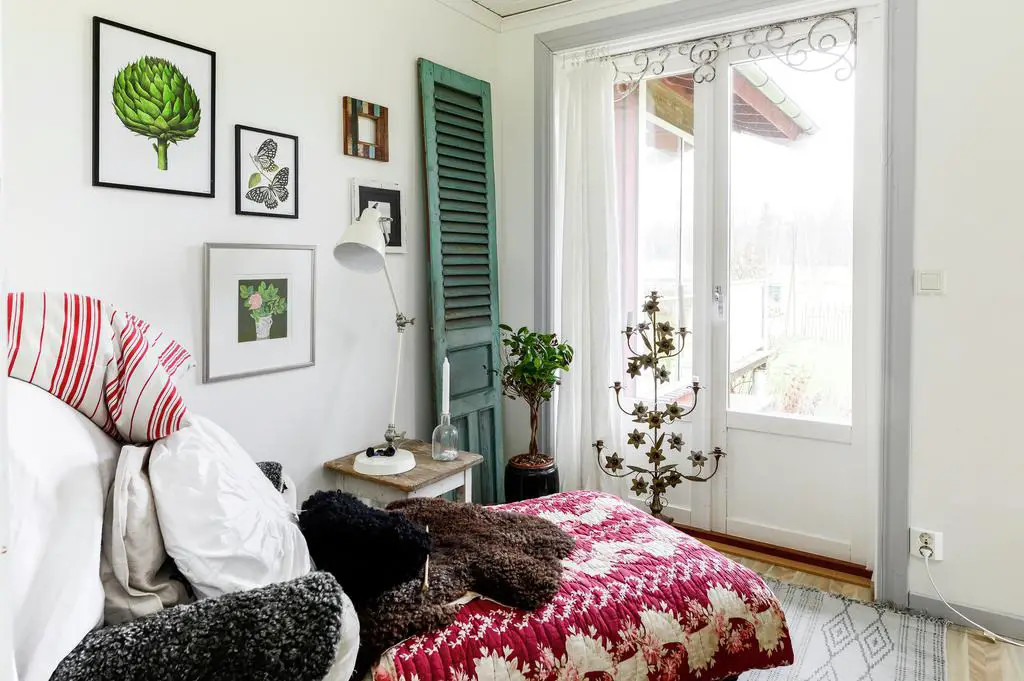 瑞典红屋 | 活力绿沙发点亮乡村时尚家居-16