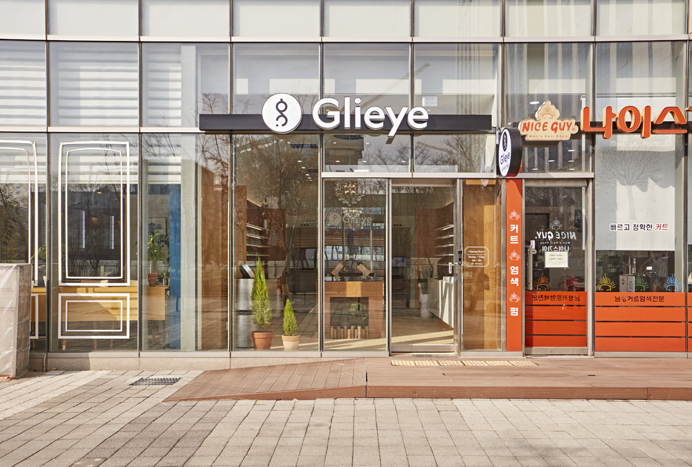 白色与木色，打造 11 平米极简眼镜店-2