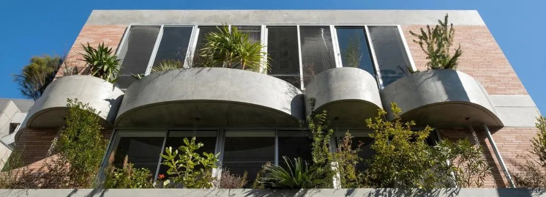 东京红砖双办公楼，绿色与空间的艺术融合-7