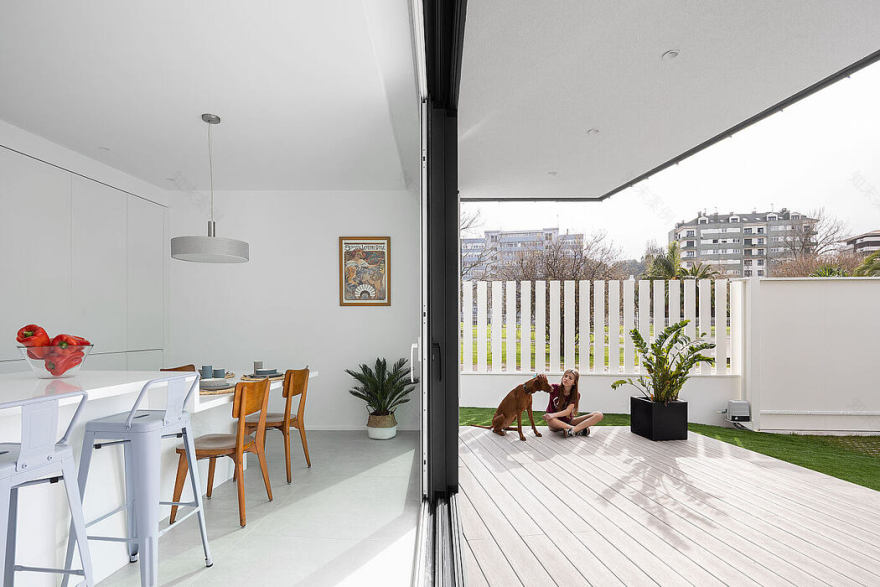 西班牙海边小镇的"L"形家庭住宅-2