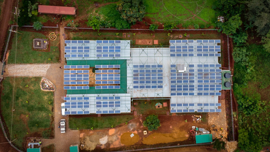 乌干达手术设施 | 太阳能板覆盖的模块化红砖建筑-4