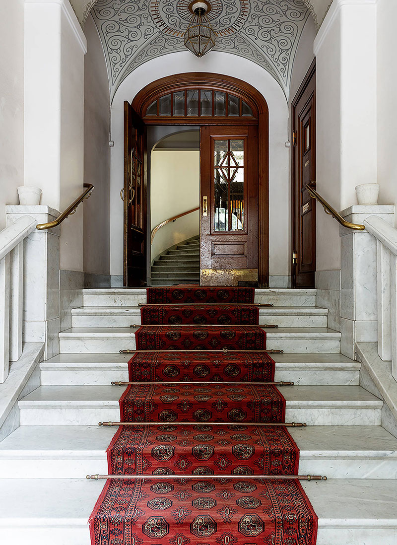 斯德哥尔摩历史建筑中的大胆暗色调公寓设计-23