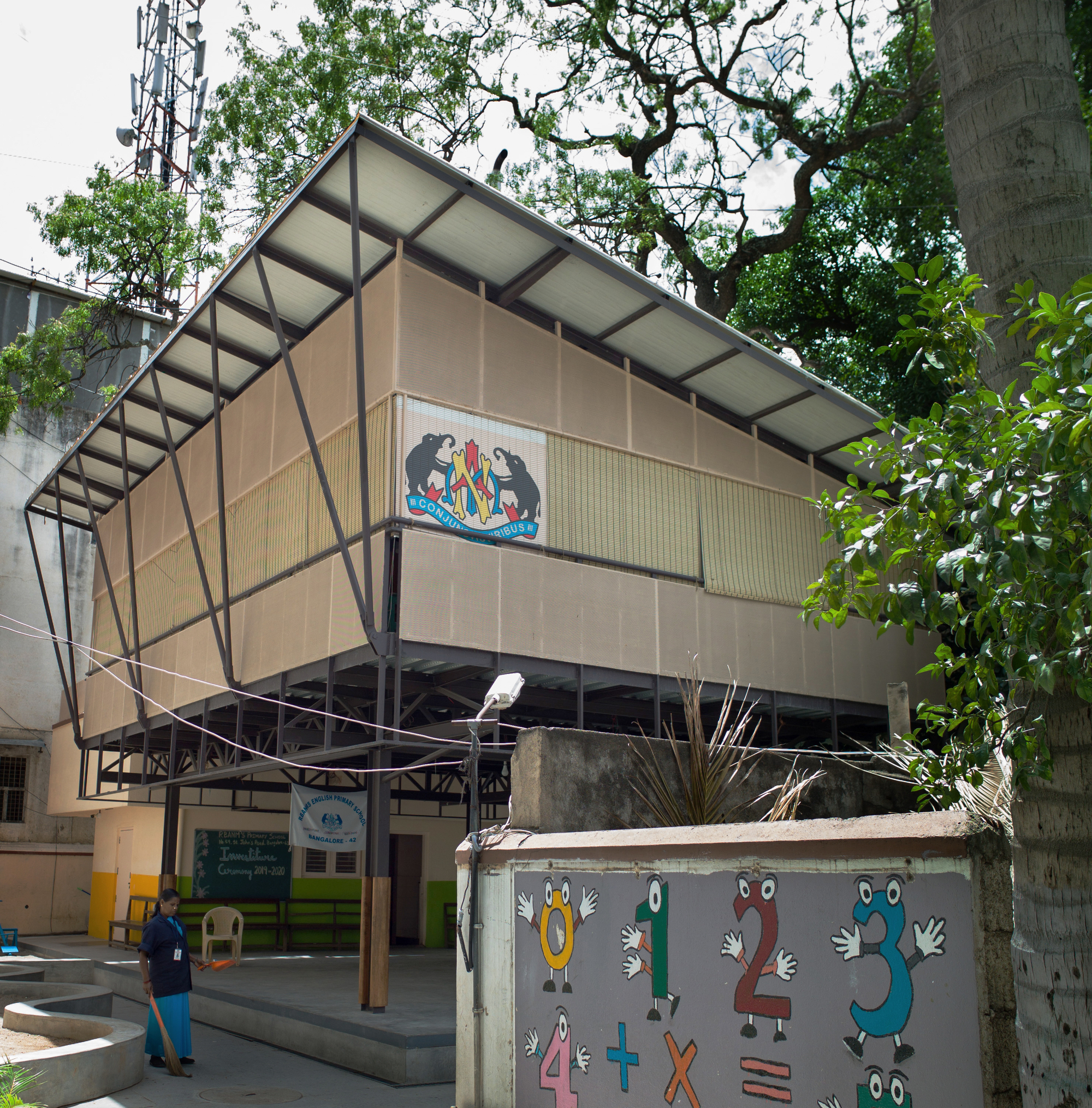 Mathew and Ghosh Architects 在班加罗尔贫民区小学打造树屋式多功能教室-15