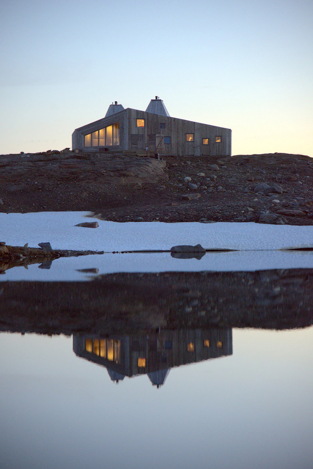 挪威 Rabot 救援小屋，抗风抗雪的温暖避风港-17