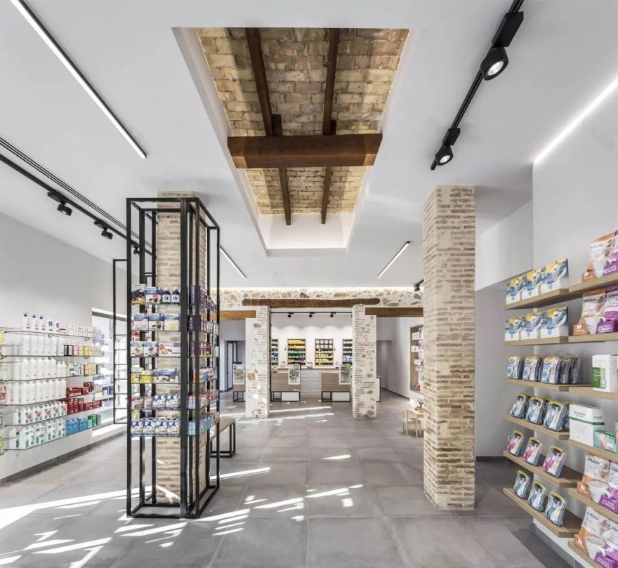 老建筑内的现代药店设计-17