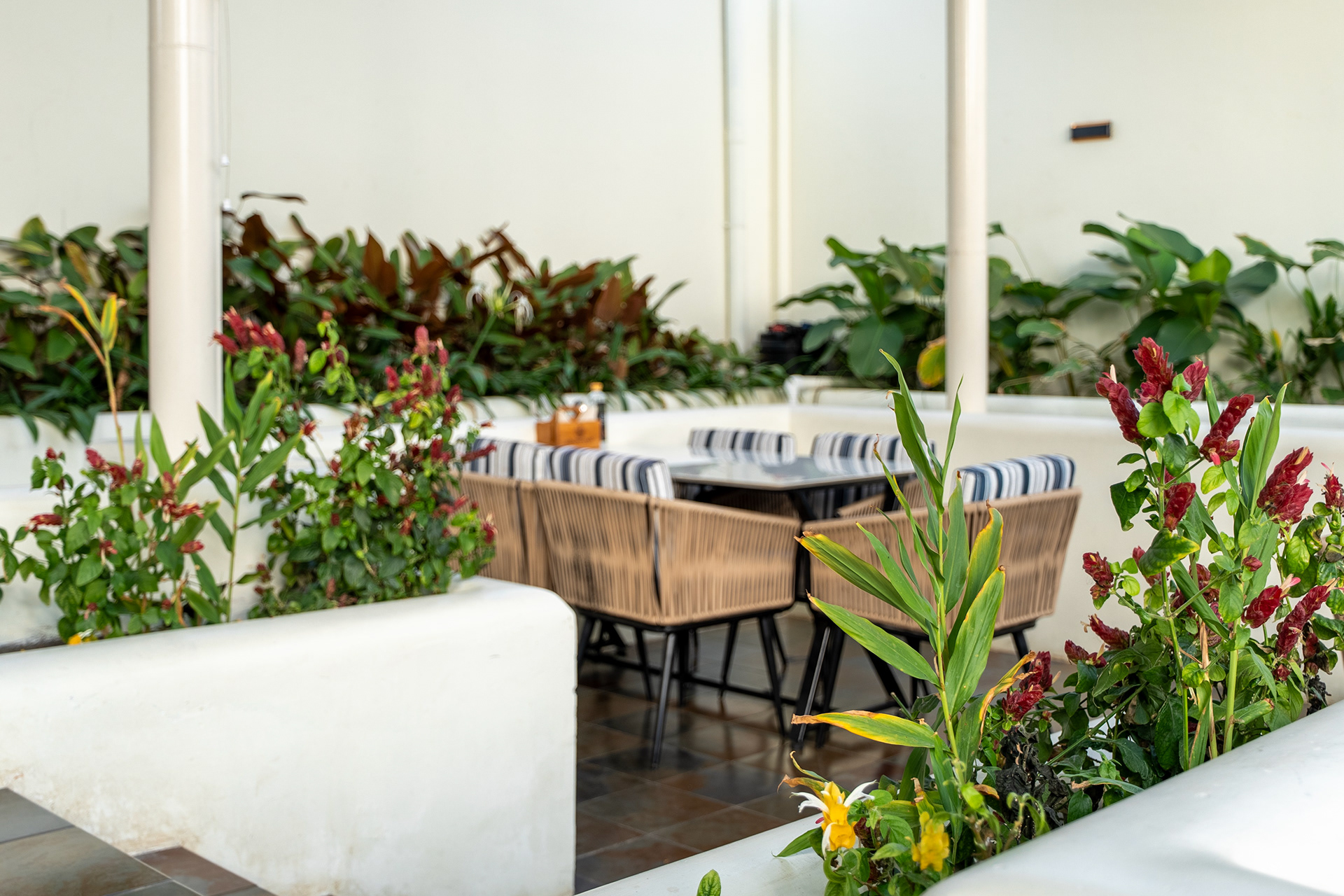 露台餐厅丨KARTHIK ARCHITECTS-31