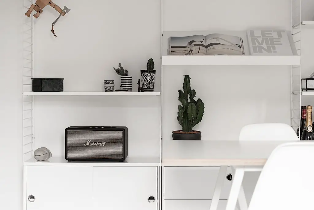 瑞典 38 平米中性风公寓，大胆运用橙色冲浪板打破单调-10