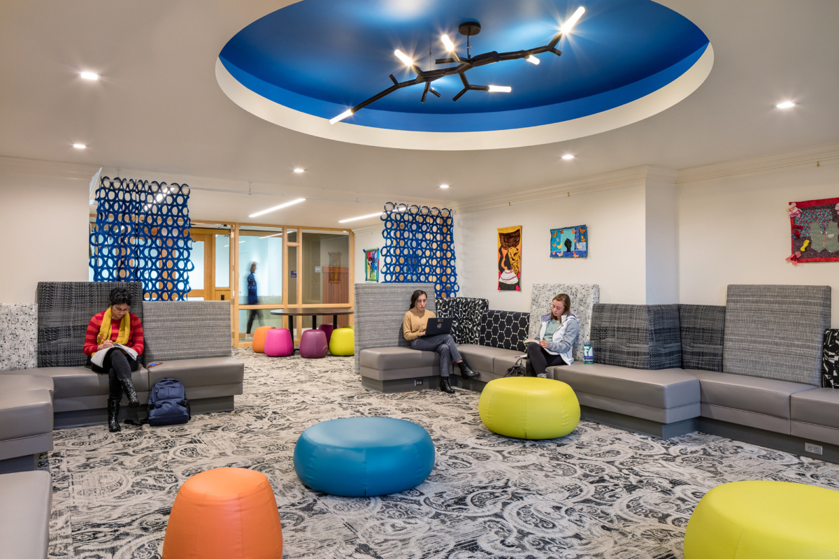 Mount Holyoke College 社区中心 | 历史与现代交融的校园核心-27