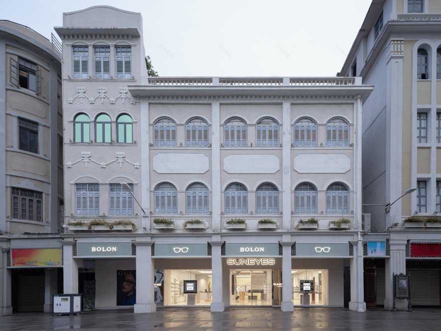 暴龙旗舰店
注:BOLON通常是眼镜品牌暴龙的英文名称,结合语境这里翻译为暴龙旗舰店 丨未明确具体设计公司,设计总监为Jingze Li-8