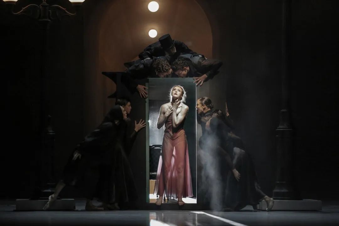 舞台魔法师 | 塞巴斯蒂安·汉纳克的震撼空间美学-33