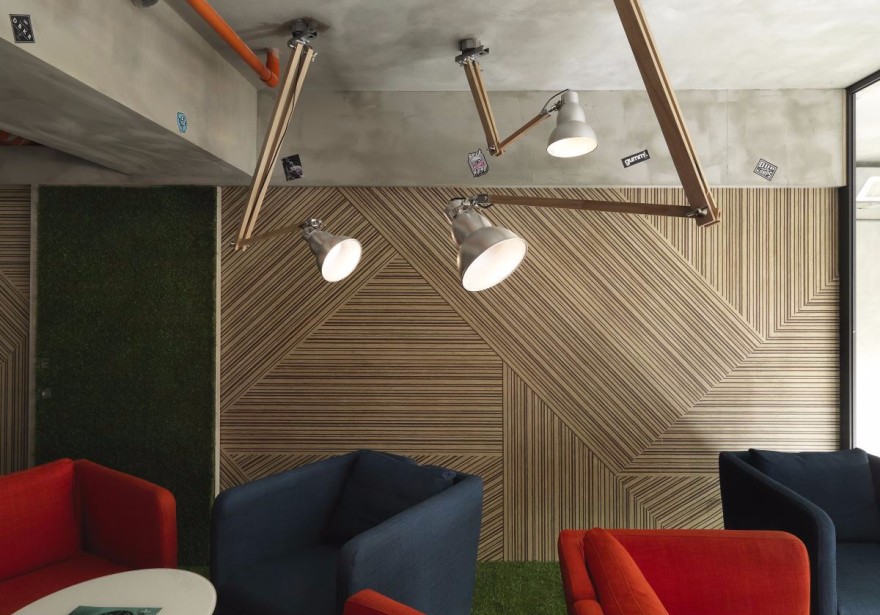 《变形金刚》般的科幻汽修店,工业风与后现代的完美融合-12