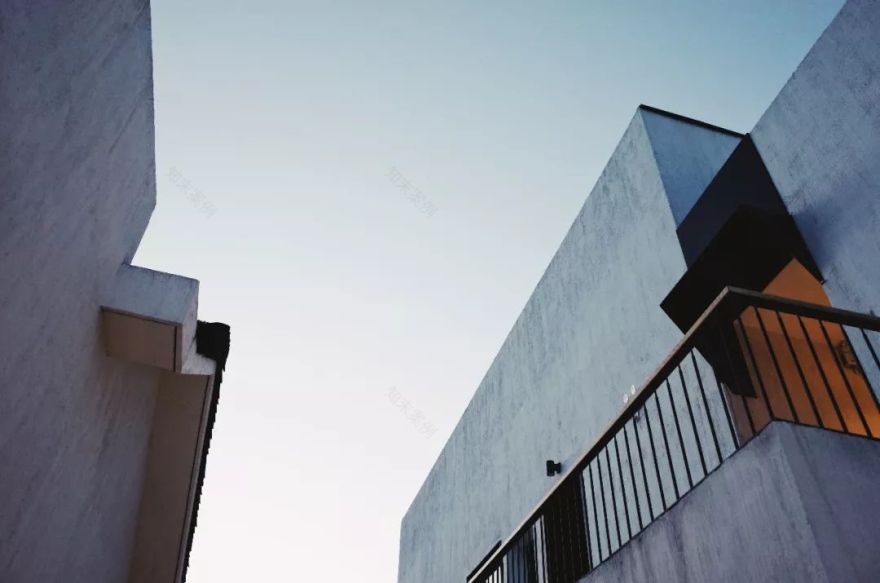 民宿设计,不论是重建或扩建、运用设计的加法或减法、还是采用在地材料,不仅能使荒废破旧的乡下老宅焕然一新,也能重塑一方水土。-53